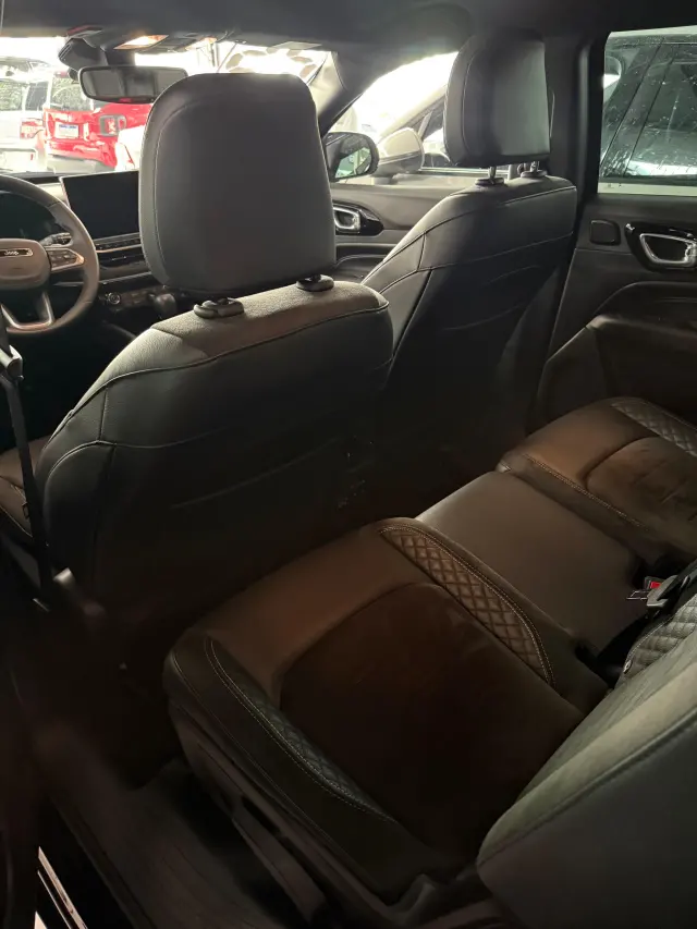 Foto 5 de Jeep COMMANDER 2.0 BLACK HAWK HURRICANE