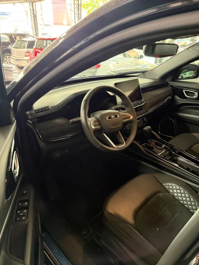 Foto 6 de Jeep COMMANDER 2.0 BLACK HAWK HURRICANE