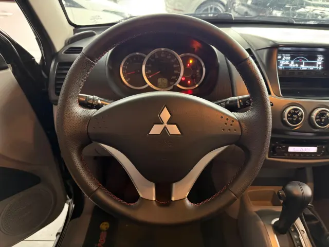 Foto 10 de Mitsubishi L200 3.5 TRITON HPE