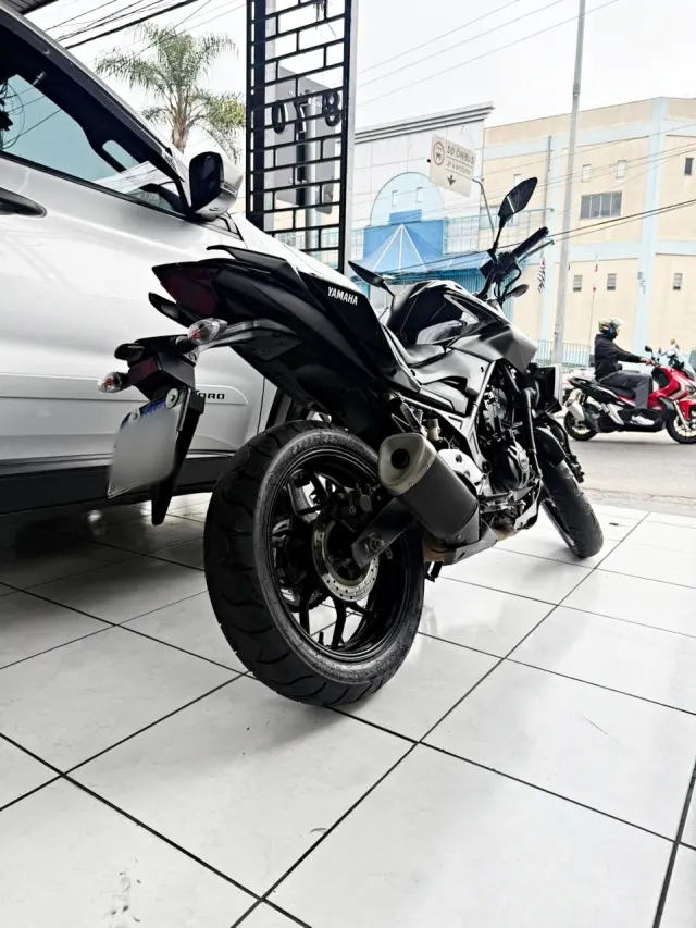 Foto 2 de Yamaha MT-03 321 ABS